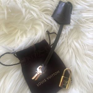LV clochette with lock and key (#300). Authentic.